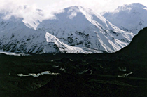 黒い氷河に白い雪山が印象的、デナリ・ムルドロウ氷河より。