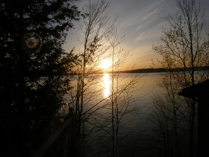 暖かくなってくると湖の対岸から昇る朝陽で目が覚める