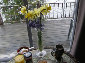 朝食のテーブルに置かれた新鮮な切り花