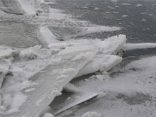 湖の上のこの大きな氷の塊がライオンのように啼く
