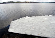 対岸から到着した湖の氷