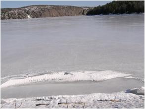 気温の変化で突然氷が割れる湖
