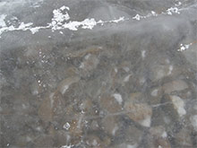 氷った湖。以外にも透明なので下の石が見える