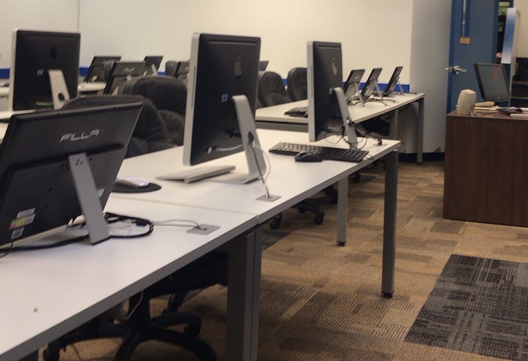 Cornerstones校内、コンピューターがある教室