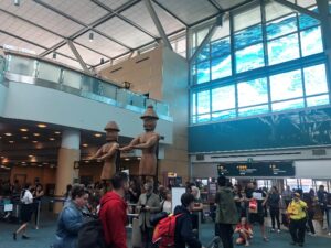 空港到着後木彫りの像が目印です。