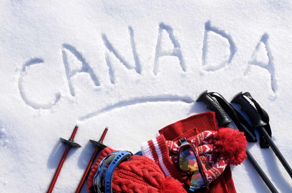 スキー、雪の上に『CANADA』