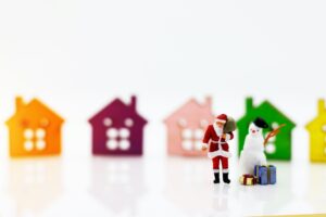 クリスマスデーはなにをするの？ ミニチュアクリスマス模型 Freepikより